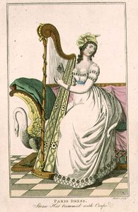 Donna in un Abito di Parigi e un Cappello di Paglia Decorato con Crepe che Suona l
