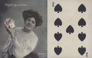 Donna con carte da gioco e il nove di picche