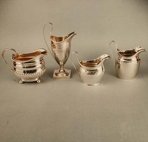 Collezione di brocche per crema, tutte del periodo di Giorgio III (1760-1820) da English School English School