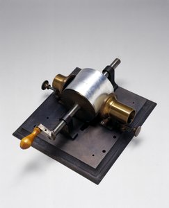 Replica del primo fonografo, inventato da Thomas Alva Edison nel 1877 da English School English School