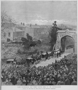 Processione funebre che trasporta il corpo del predicatore battista inglese Charles Haddon Spurgeon arrivando ai cancelli del Cimitero di Norwood, Londra