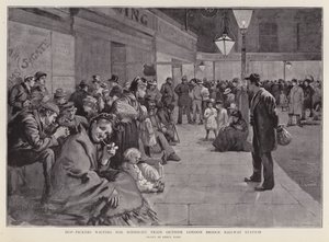 Raccoglitori di luppolo in attesa fuori dalla stazione di London Bridge per il treno di mezzanotte per il Kent da Enoch Ward