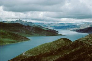 Lago Yamdrog, rotta sud da Shigatse a Lhasa, Tibet (foto)