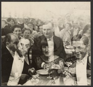 [Doppia esposizione di un gruppo di persone a un banchetto]. da Erich Salomon
