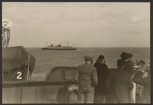 [Gruppo di persone sul ponte di una nave che guardano un