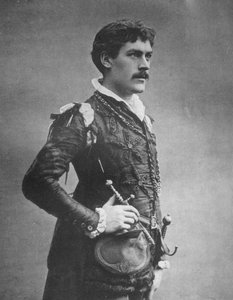 George Alexander, attore e direttore teatrale britannico, come Faust da Ernest Barraud
