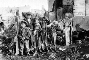Un gruppo di monelli di strada, Parigi, 1931 da Ernest Flammarion