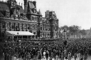 Folla davanti al Municipio in un giorno di ricevimento, Parigi, 1931 da Ernest Flammarion