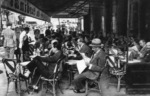 Persone in un caffè sul marciapiede, Parigi, 1931 da Ernest Flammarion