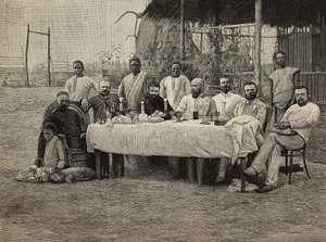 Banchetto della società anti-schiavitù al consolato italiano a Boma, Repubblica Democratica del Congo, incisione di Ernesto Mancastropa da una fotografia di Giuseppe Corona, da L