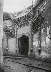 Chungkingfu, Szechuan, Porta di casa nel vicolo, ornata con porcellana smaltata