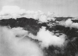 Hua shan, Pai yun, Shensi, Nuvole bianche intorno alla cima del Monte Sacro da Ernst Boerschmann