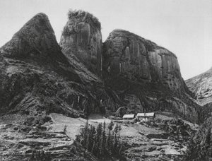 Ichangfu, Pi kia shan, Hupei, La Montagna del Portapennelli di fronte al Tempio della Grotta del Re Drago
