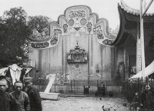 Kuangchou, Kuangtung, Tempio del Dio della Medicina, Frontone che guarda la strada da Ernst Boerschmann