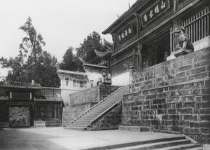 Kuanhien, Ori Lang miao, Szechuan, Secondo cortile anteriore da Ernst Boerschmann