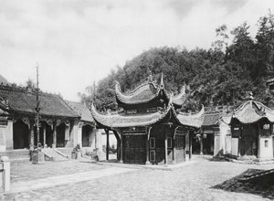 Miao tai tze, Shensi, Corte principale del monastero da Ernst Boerschmann