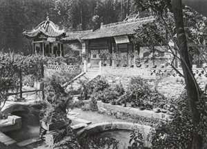 Miao tai tze, Shensi, Giardino del Monastero da Ernst Boerschmann