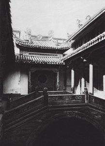 Ningpo, Fukien hui kuan, Chekiang, Cortile anteriore nel Club Fukien (foto in b/n) da Ernst Boerschmann