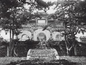 Pechino, Si shan, Tsing i yuan, Chihli, Porta smaltata colorata nelle colline occidentali vicino a Pechino da Ernst Boerschmann