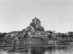 Shih pao chai, Wan yin shan, Szechuan, Villaggio e Roccia Sacra sulle rive del fiume Yangtze da Ernst Boerschmann