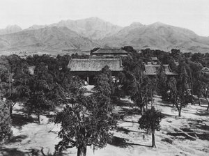 Taianfu, Tai miao, Shantung, Vista del Monte Sacro Tai shan sul Grande Tempio a nord