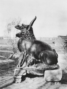 Taiyuanfu, Shansi, Unicorno di bronzo che guarda il fiume Fen da Ernst Boerschmann