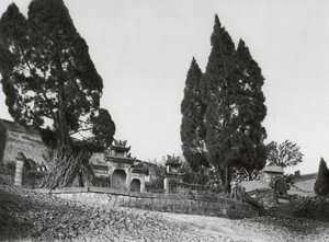 Wanhien, Kiao ting shan, Szechuan, Tomba sulle pendici di Kiao ting Hill vicino a Wanhien da Ernst Boerschmann