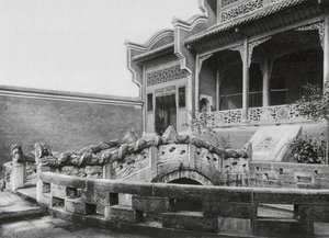 Wanhien, Wen miao, Szechuan, Cortile con stagno e ponte del drago nel Tempio di Confucio a Wanhien da Ernst Boerschmann
