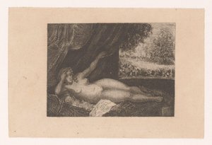 Donna nuda sdraiata su un letto di riposo