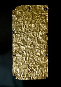 Antichità etrusca: tavolette di Pyrgi in oro incise con iscrizioni in lingua etrusca dedicate alla Dea Unita. Fine VI-inizio V secolo a.C. Roma, Museo Nazionale di Villa Giulia da Etruscan