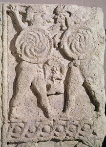 Lapide con due guerrieri (dettaglio)