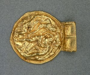 Pendente a bulla in rilievo. Civiltà etrusca, IV secolo a.C. da Etruscan
