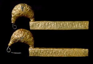 Arte etrusca: fibule (spille) in oro. 630 a.C. Dalla tomba del Littore a Vetulonia. Dim. 21 cm Firenze, Museo Archeologico da Etruscan