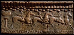 Arte etrusca: fregio decorato con cavalieri da un insieme architettonico a Murlo. VI secolo a.C. Murlo, Antiquarium Comunale, Italia da Etruscan