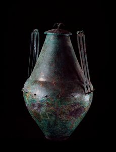 Civiltà etrusca: vaso biconico in bronzo con doppio manico e coperchio dalla tomba del carro di bronzo a Vulci, 680-670 a.C. da Etruscan