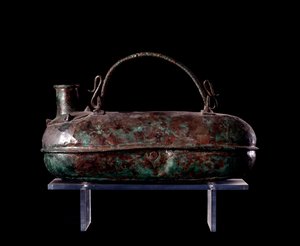 Civiltà etrusca: askos in bronzo dalla tomba del Carro di Bronzo a Vulci, 680-670 a.C.