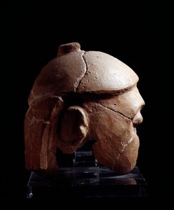 Civiltà etrusca: testa di elmo in terracotta del gruppo Antenanti da Murlo, Poggio Civitate, Italia - 580-570 a.C. da Etruscan