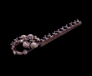 Civiltà etrusca: fibula a drago in argento dalla necropoli di Banditella, Marsigliana d