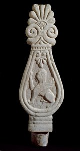 Civiltà etrusca: stele di sepolcro in gres decorata con la silhouette di un leone alato da Londa in Italia. 550-500 a.C. Firenze, Museo Archeologico