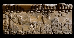 Civiltà etrusca: fregio in terracotta decorato con un corteo. VI secolo a.C. Dal Secondo Palazzo di Murlo. Dim. 24x39 cm Murlo, Antiquarium Comunale da Etruscan