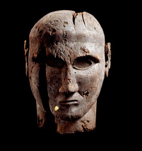 Testa di un uomo, scultura in legno con tracce d