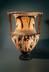 Kelebe o cratere a colonna, del Pittore di Asciano, raffigurante una giovane che riceve un flabello (ventaglio). Ceramica a figure rosse dalla Tomba 3 di Poggio Pinci, Asciano (Toscana). Civiltà etrusca, IV secolo a.C. da Etruscan