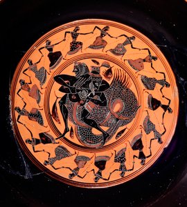 Kylix in terracotta raffigurante Ercole che combatte con Tritone, circondato da diciassette Nereidi danzanti, 6° secolo a.C.