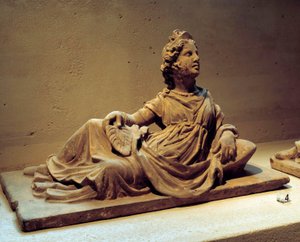 Arte etrusca: coperchio di urna funeraria raffigurante la moglie del defunto che tiene un ventaglio. Dal monumento funerario di Chiusi (Toscana, Italia). II secolo d.C. Parigi, Museo del Louvre