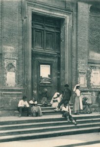 Luogo di incontro dei modelli di artisti davanti a una chiesa in Via Babuino, Roma, Italia, 1927 da Eugen Poppel