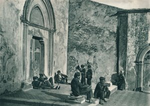 Riposo fuori da una chiesa, Taormina, Sicilia, Italia, 1927 da Eugen Poppel
