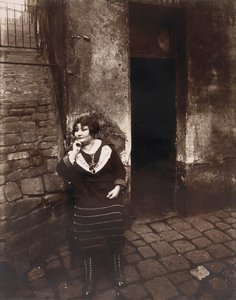 La Villette. Rue Asselin, prostituta che aspetta davanti alla sua porta da Eugène Atget