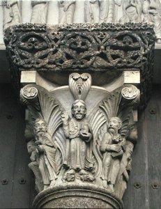 Capitello della colonna con Cristo Benedicente dal Portale Ovest della facciata da Eugene Emmanuel Viollet le Duc