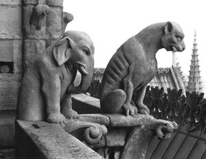 Gargoyle di elefante e leone dalla balaustra della Grande Galerie della facciata ovest, replica di un originale del 12° secolo