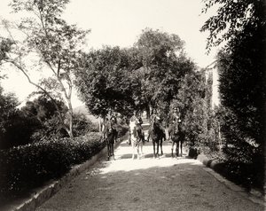 Un gruppo di uomini in uniforme a cavallo alla fattoria Lo Zucco, Sicilia, c.1900